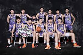 滑翔伞为北京雪场添彩.